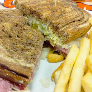 Spicy Reuben with French fries