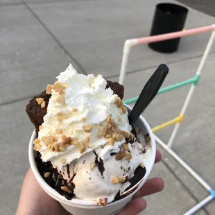 Brownie fudge sundae