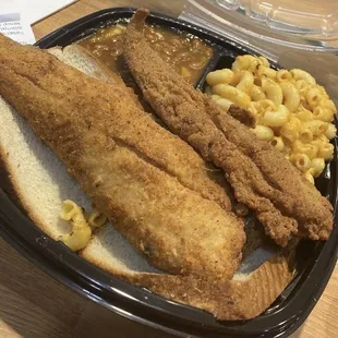 Fish, baked beans &amp; Mac &amp; cheese w/ a lil bread