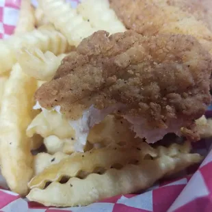 Chicken basket with fries