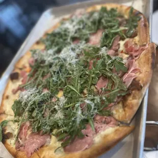 Prime rib with onions pizza