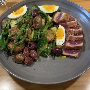 Seared tuna salad