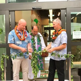 Down to Earth Kakaako on 4/27/18: (L-R) Steve Hutchison, DTE Kakaako store manager, Kahu Kordell Kekoa, and Mark Fergusson, DTE CEO.