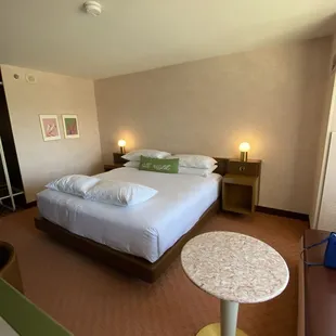 King room with features a sitting area