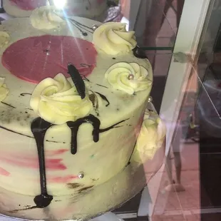 Sponge cake and they have the perfect model and offer free planning service.