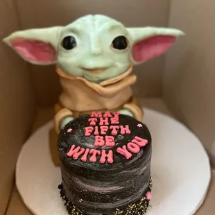 Baby Yoda cake with a smash cake