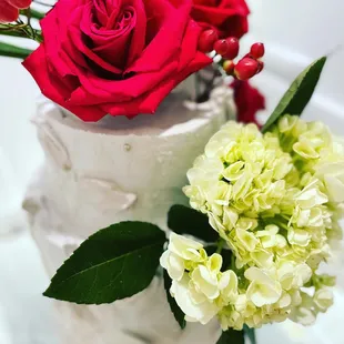 Fresh florals for an engagement cake