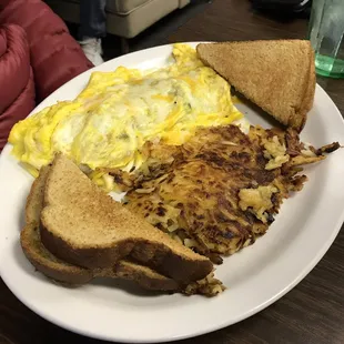 a plate of breakfast food