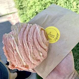 Aroma Dulce strawberry concha