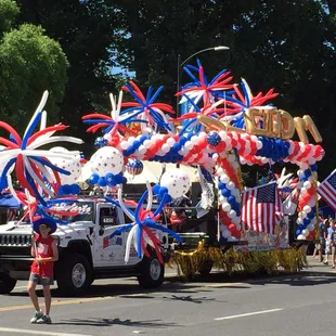 Modesto 07/04/15 Parade: AWESOME Balloon Float!