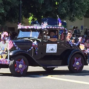 Modesto 07/04/15 Parade: Model A Fun (classic beauty)