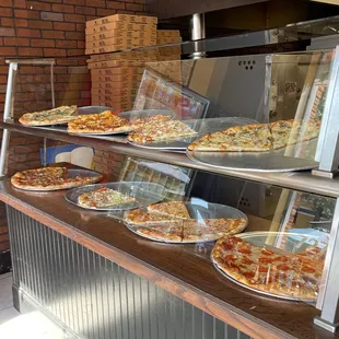 Pizzas  2 rebanadas por $8 o si son especiales 2 por $9