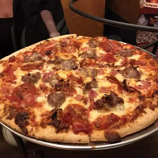 "Lotza Meatza" and it iz! Awesome, huge chunks of Italian sausage, crispy pepperoni and bacon, and ham top this meat-lovers' pie!