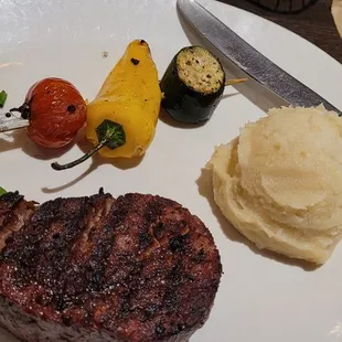 9oz tenderloin w/garlic mashed