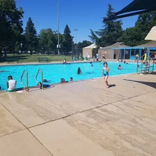 Middle pool 3 1/2 to 4 1/2 feet deep