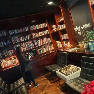 A beautiful mini library in the waiting area and a fireplace in the back for a romantic escape in the winter.