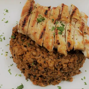 Black Eyed Peas cooked in palmoil stew, including smoked paprika, ginger, red onions, and cloves. Served with plantain and protein choice