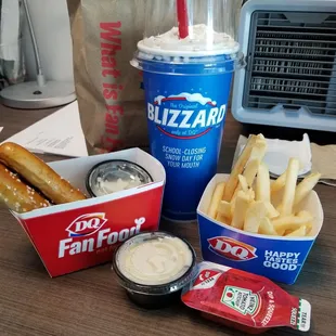 Pretzels w queso. Large butterfinger blizzard. Fwies.