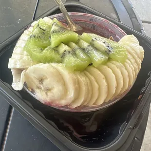 Açaí, banana, kiwi, coconut condensed milk, oats