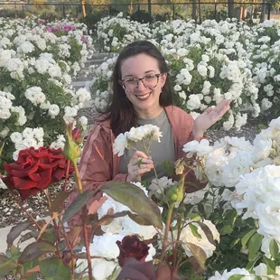 A beautiful woman and white roses