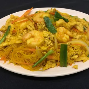 Rice noodle in yellow curry sauce