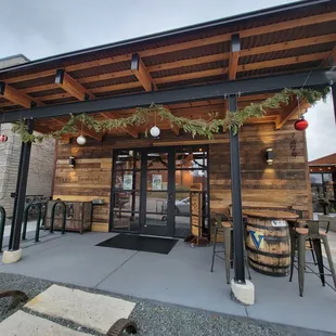 the outside of a restaurant