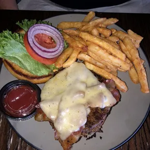 Draft Bacon Cheeseburger w/ brew fries