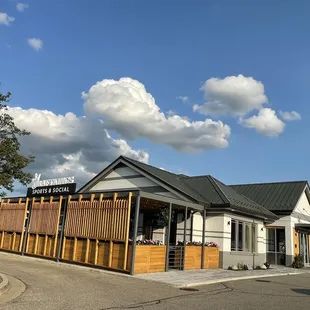 the outside of a restaurant