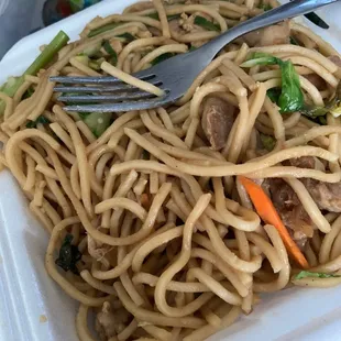 a plate of noodles with meat and vegetables