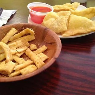 Crab Rangoon and free crisps when you eat inside.