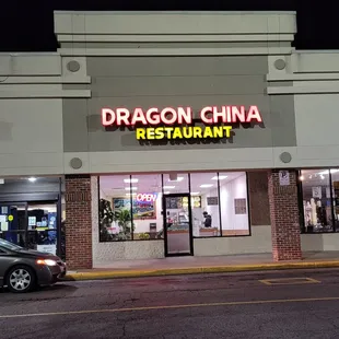 the front of a restaurant at night