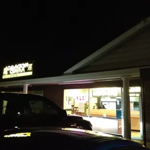 the front of a restaurant at night