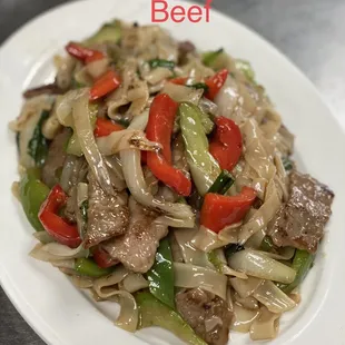 Wide rice noodles stir-fried with your choice of meat, fresh basil, onions, bell peppers, carrots and scallions.