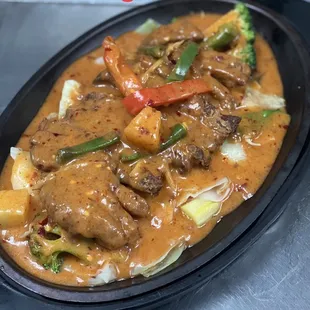 Crispy boneless duck served with spicy homemade Thai red curry sauce and served with mixed vegetables.