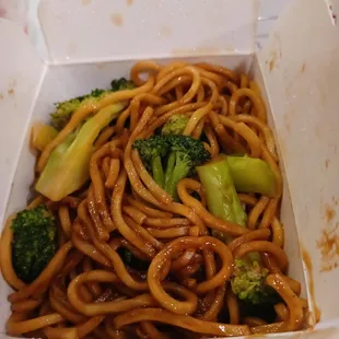 Broccoli lo mein