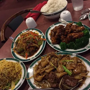 Chao mei fun, general tzos chicken and hunan fish. Yummy!!