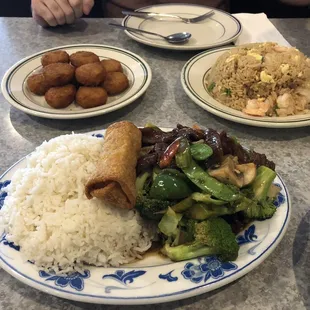 Beef with Vegetable Dinner Combination Fired Shrimp Fried Rice Fried Scallop