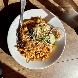J16. Chicken Pad Thai