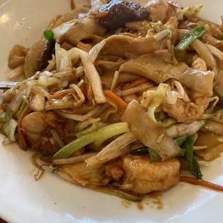 D6. Clear Hand-Pulled Noodle Soup with Beef