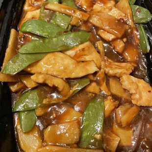Chicken Chicken with Snow Peas (typically with white sauce)
