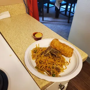 Beef Lo Mein w/ Egg Roll
