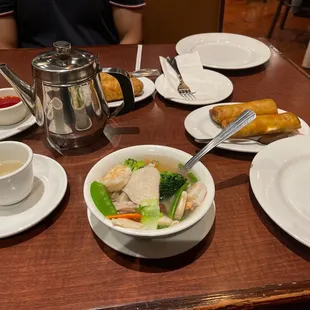 War soup and spring Roll