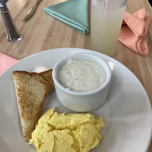 Eggs, wheat bread, grits, lemonade