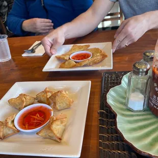 Crab Rangoon (5 pcs) &amp; Golden Pillows (6 pcs)