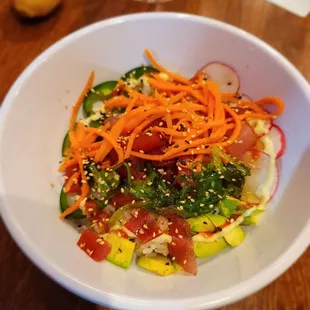 Poke bowl w tuna: quality all the way, but not quantity.