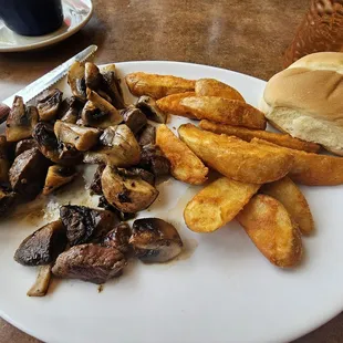 Sirloin tips with mushrooms and potato wedges