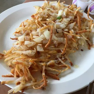 Hashbrowns O&apos;brien w/o the peppers (hasbrowns smothered with grilled onions)