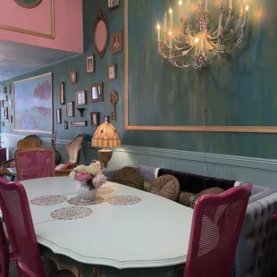 Adorable space, open seating!