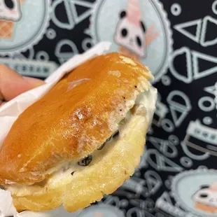 &quot;Bun&quot; filled with ice cream