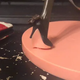 Her foot doesn't sit flush. ^read description above^